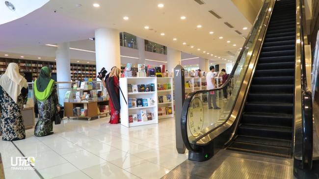 书店位于商场的第7及第8层，可通过手扶梯通往第8层。