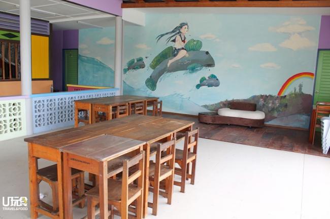 配合石文丁渔村特色，卢天良特别招来独中生为其度假屋设计拥有渔村风味的可爱壁画。