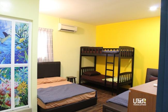 房间采用黄色及白色的简单温馨设计。