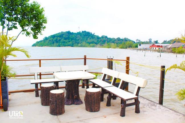 度假屋外的桌椅让住客欣赏海景的同时，也能与三五知己闲坐聊天。