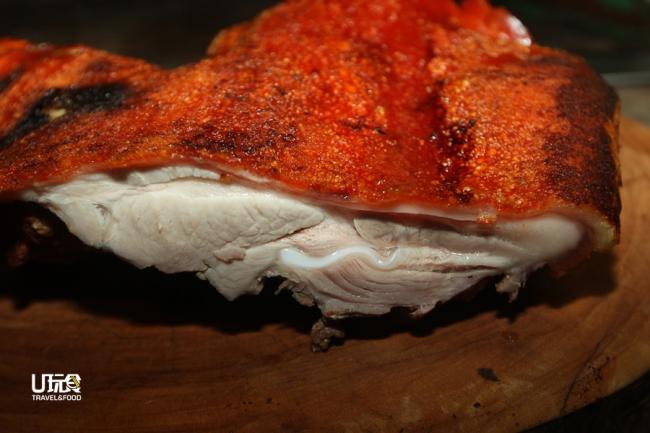 <b>猪铮肉/不见天</b> 介于猪颈肉和烧腩之间，有一层软骨，既有脂肪又吃得到嚼劲咸香的瘦肉。