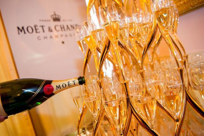 谈到香槟，许多人都会想到大牌子Moet & Chandon，可是这个品牌的香槟价格也挺高，是行内的贵价香槟之一。