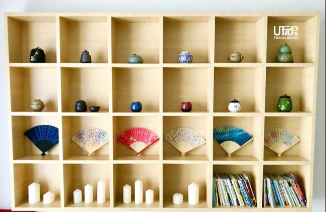 一格格柜子摆满日式和中式陶瓷，让木色柜增添不一样的美感。