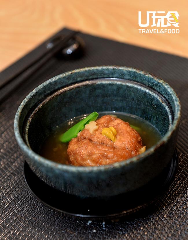 【煮物】由鱼肉、豆腐等组成，有人形容这是日式的酿豆卜，倒挺贴切。