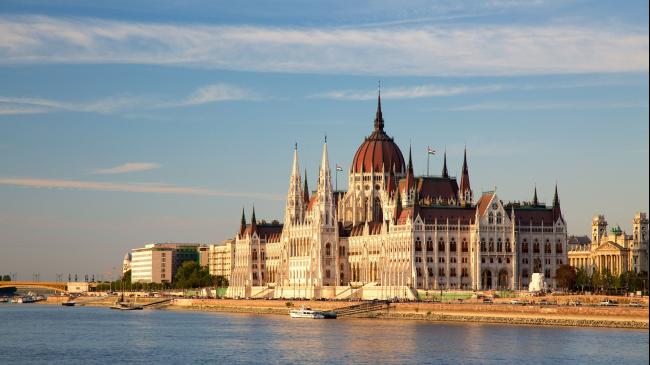 匈牙利布达佩斯是一个充满异国情调的目的地，这里聚集东欧国家的英俊人物，或许在这里就遇见生命的另一半？若在市中心，也可以尝试布达佩斯着名的矿泉浴场。