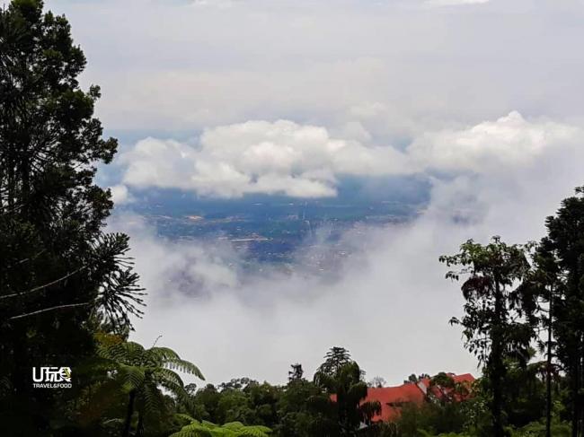 雨后放晴，登上拉律山的游客则有机会观赏壮观的云海，令人不知是在人间还是天上。