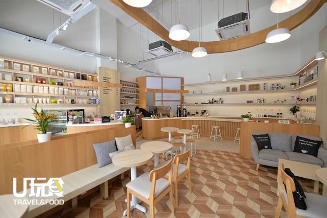 本身就是建筑学出身的龚福明，采用大量原木色和白色元素，加上巧妙的装潢摆设，让咖啡店看起来非常宽敞舒适。