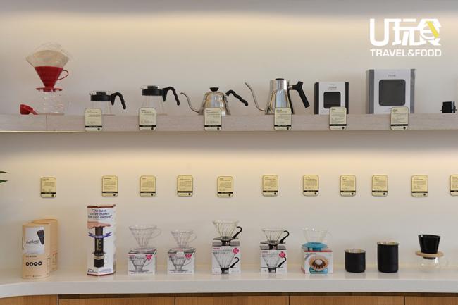咖啡店里墙上展示一系列各种类型的咖啡器具，应有尽有，手冲咖啡新手可在此买到齐全的器具。