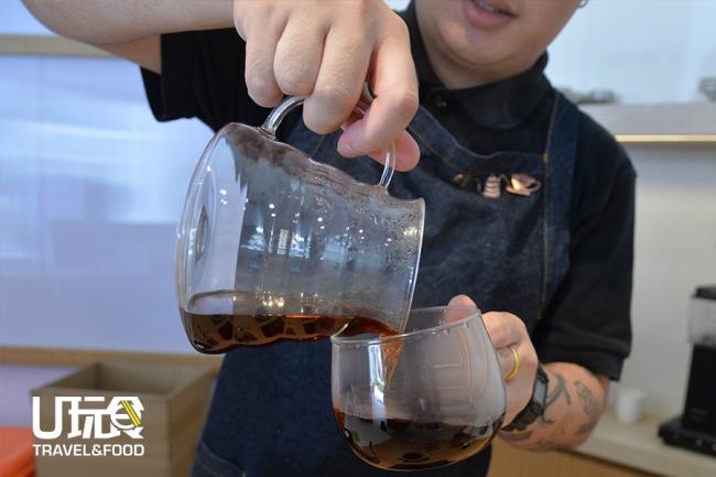 到达咖啡液萃取量后立刻移走滤杯，不管滤杯中是否还能滴下咖啡液，随后倒入杯子即可。