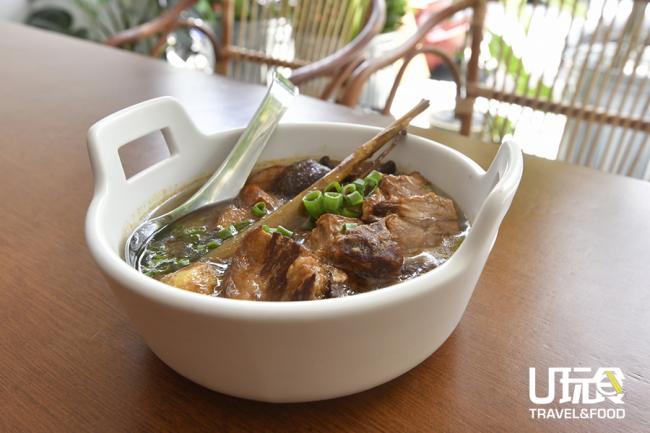 <b>Melaka Braised Pork Pongteh</b>焖煮了4小时的Pongteh口感特软，入口即化，让不爱吃油腻肥肉的记者也迫不及待将肥肉往嘴里送。
