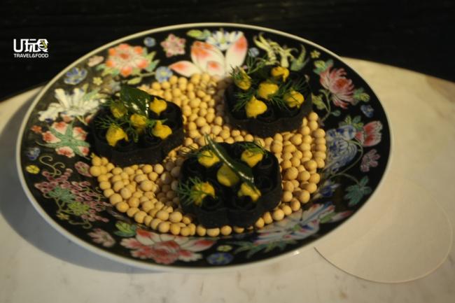 蜜蜂窝是华人新年传统美食，采用黑炭粉，配咸蛋黄酱制成的黑色蜜蜂窝既玩味又多了一抹瑰丽色彩。