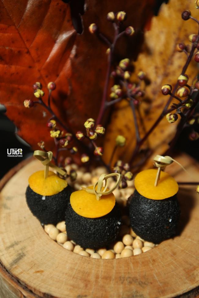 「Beta Black Truffle with golden pickled pumpkin」采用多种菇类、百里香和松露油烹调而成，与「Bak Kut Teh」最速配！