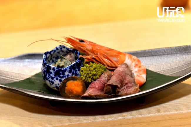 寿司店主打寿司，午餐平均消费300令吉，晚餐平均消费500令吉，附上开胃菜（如图）、赤身、寿司、卷物、汤和甜品。