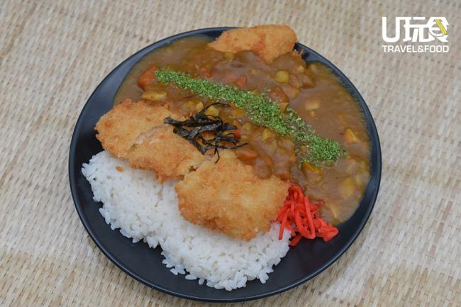 <b>Japanese curry with katsu chicken</b>配上莲藕、胡萝卜、马铃薯和日本米饭，浓郁的咖哩汁中能咬到颗粒的马铃薯和莲藕。