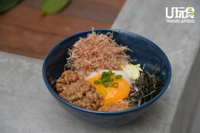 <b>Natto Rice Bowl</b>纳豆搭配日本米饭和半生熟鸡蛋。喜欢纳豆的人不多，一般餐馆很难吃上，喜欢的食客可会光顾Cureé一个星期几天。