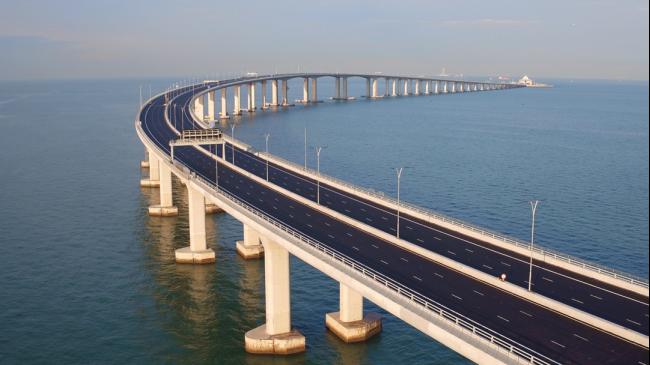 2018年底，港珠澳大桥已启用。用港珠澳大桥由香港出发到广东省西部及澳门多了一个陆路选择。