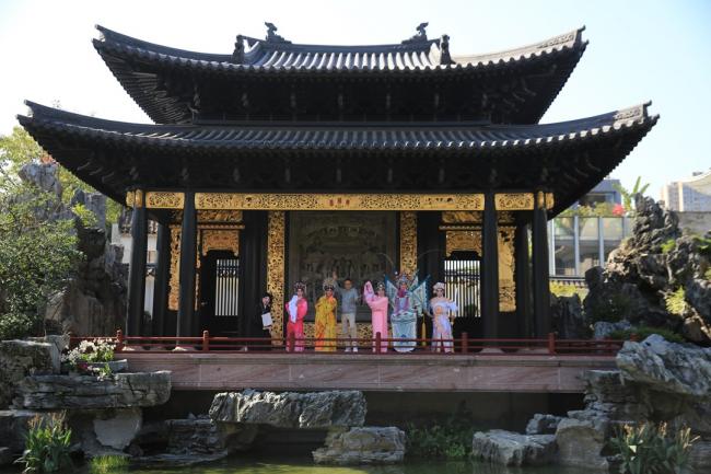 广州的粤剧艺术博物馆是一座展示出岭南风格、 水乡特色的园林式博物馆，一众粤剧演员更在楼台式的小剧场还与旦哥合演。