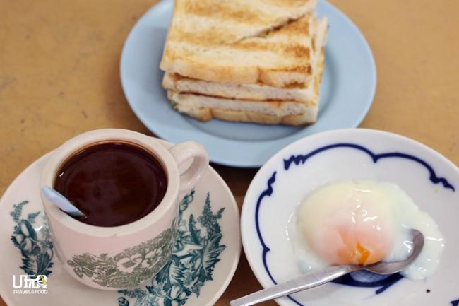 咖啡、烤面包和半熟蛋是传统咖啡店必备三件式。