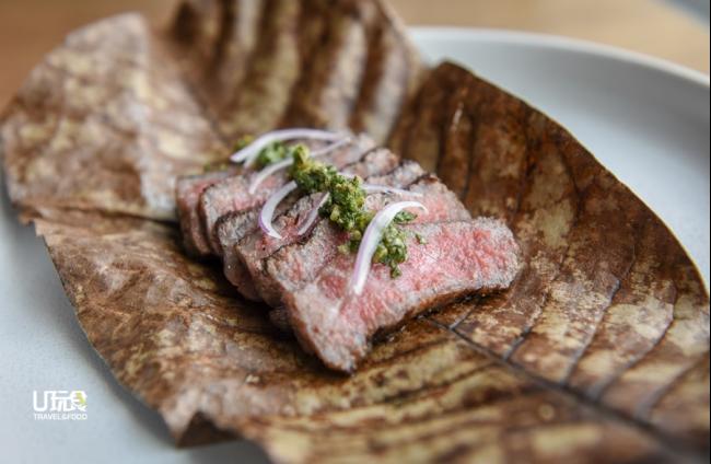 <b>Wagyu Beef with Con Hierbas</b> 日本宫崎和牛排煎至5分熟度，外层焦香，肉质柔软多汁，油脂丰腴，口感和味道都一级棒。