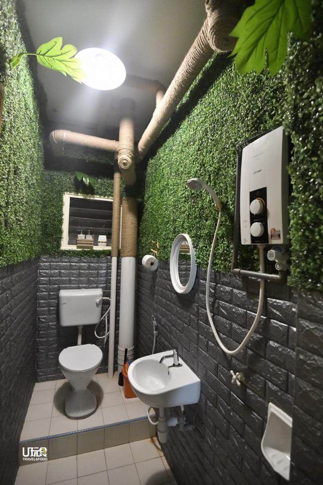 经过精心布置，厕所空间充满绿意，仿佛有种置身于园林的意境。