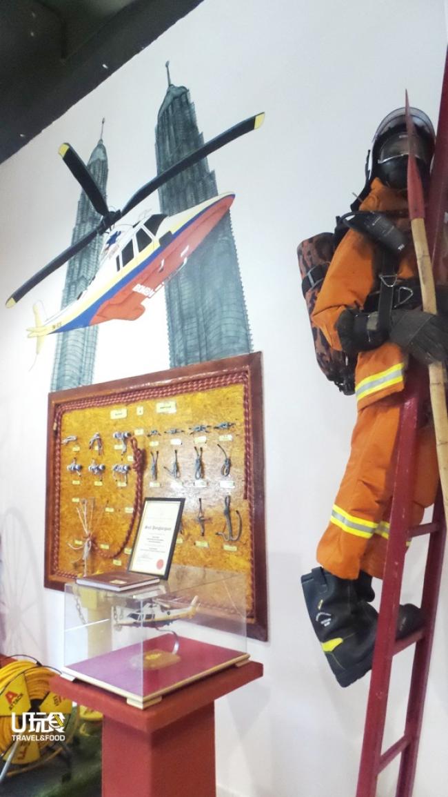 展示馆内的装修及美化工作皆由姑务消拯员一手包办，墙上挂着救灾过程时会用到的各种绳索。