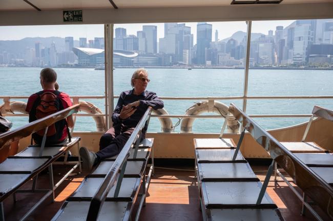 香港的亮点之一 ： 乘坐天星小轮穿梭享誉全球的 维多利亚港 。