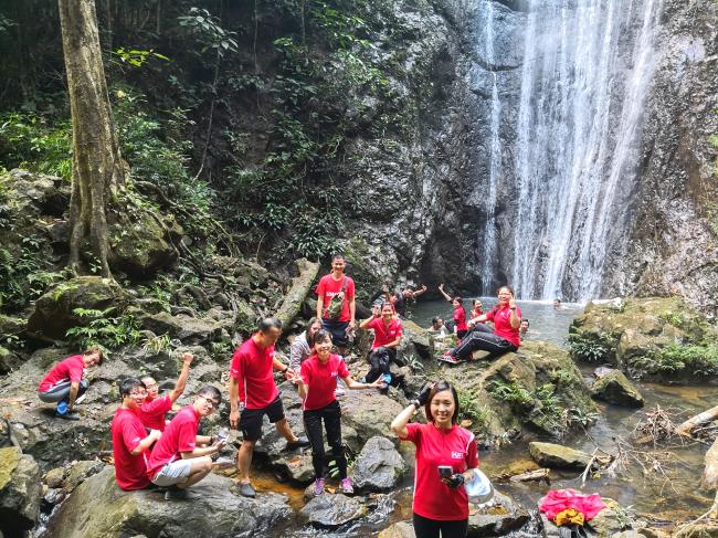 很多人喜欢在瀑布前聚在一起玩乐、戏水，体验瀑布带来的乐趣。