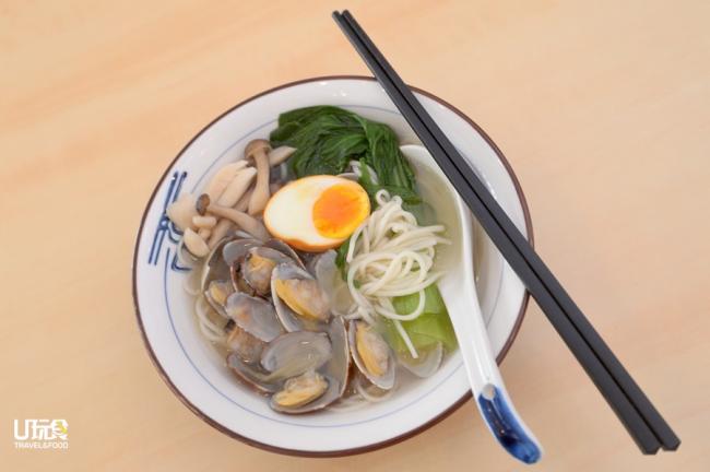 <b>清酒蛤蜊鲜汤面线（幼/粗）</b> 餐馆使用的蛤蜊来自日本，搭配鲜汤格外清甜，另外不喜欢日本清酒的客人可向餐馆要求不放酒。