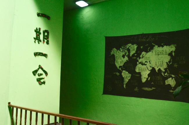 墙上的世界地图反映着民宿背包客的多元性。