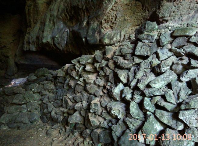 「小椰壳洞」内整齐的石头堆，相信是当年先贤采矿时所铺排。