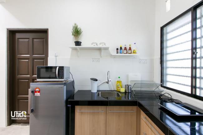 Pause民宿的厨房，备有小冰柜及微波炉等设施，让入住者可进行简单的烹调。