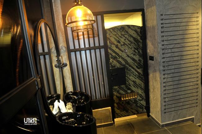房里浴室的门是从吉隆坡历史悠久的半山芭监狱拆下的铁门，门面上还留着囚犯刻下的诗句、图案等。
