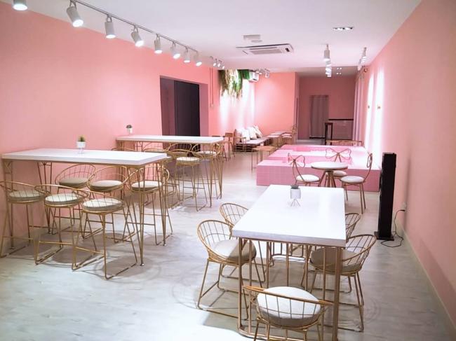 诺大的泡泡池设置在咖啡馆中央，桌椅依墙壁排开，在有限的空间内制造空间感。