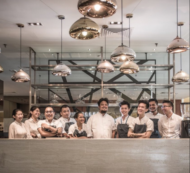 Dewakan在亚洲50最佳餐厅名单中排名第46位，并被评为马来西亚最佳餐厅。