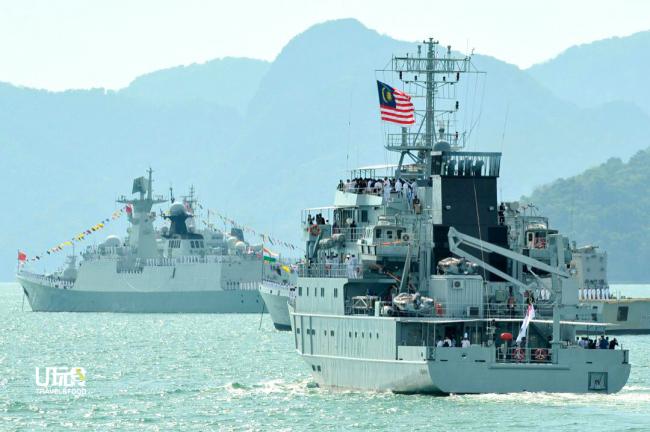 首相敦马哈迪乘坐KD Perantau前往浮罗交怡海域，巡视前来参加海事防御展的军舰。