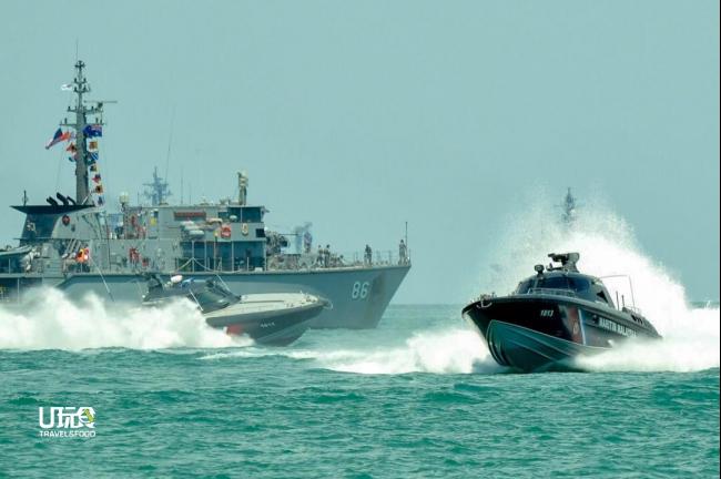 海事执法局演习遇到海盗后，出动搜救快艇营救人质的情景。