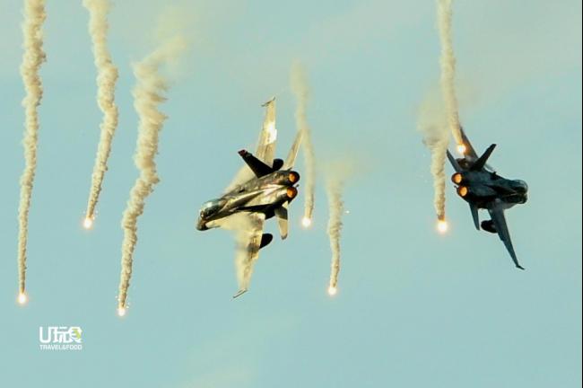 大马皇家空军的Su-30MKM战斗机在空中炫技表演中，呈现高难度演出，让现场观众看得血液沸腾，替他们捏一把冷汗。