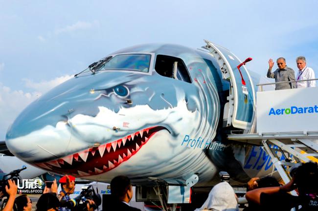 马哈迪参观机体上画有鲨鱼设计的Embraer’s E190-E2 商务飞机。