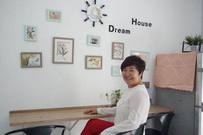 TC Homestay有一个小小的用餐区，璧上有简单的装饰品，写有「Dream House」（梦之家）字样。图为蔡莉菁分享其用餐区的摆设。