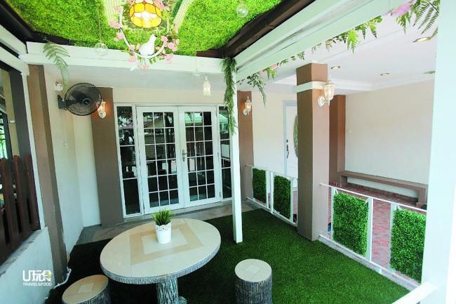 庭院的小空间，经过精心布置，摇身一变成充满绿色气息的休闲凉亭，予人犹如置身在园林的体验。
