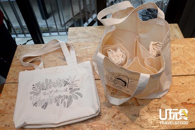 店家自己设计了「The Botanist」的标志和帆布袋上，里面拥有多个区分袋，在提倡零塑料的当下，非常适合常去市场采购的人。▼