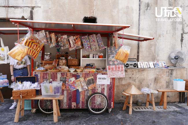 巷弄里面也有售卖一些充满儿时回忆的书籍和食品。