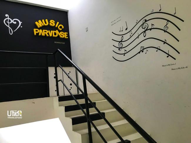 住客一步步登上3楼的Music Paradise Homestay时，就会看到犹如黑白琴键的梯级，让人仿佛置身于音乐天堂内。