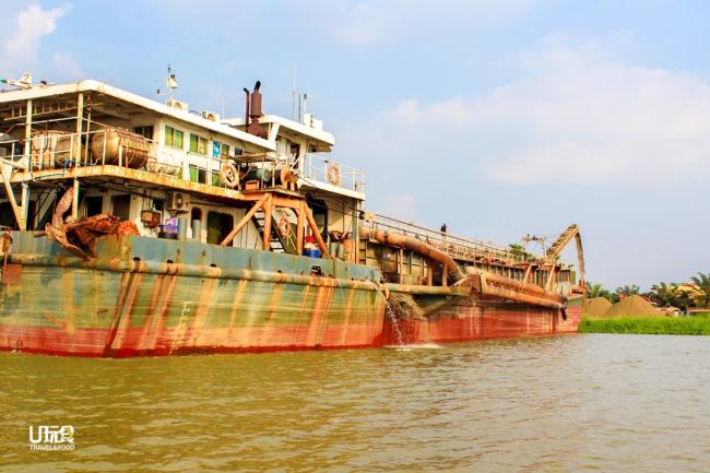 船游霹雳河途中，也可看见为抽取河沙的抽沙船，陈喜麟透露，船上的工作人员全来自中国。