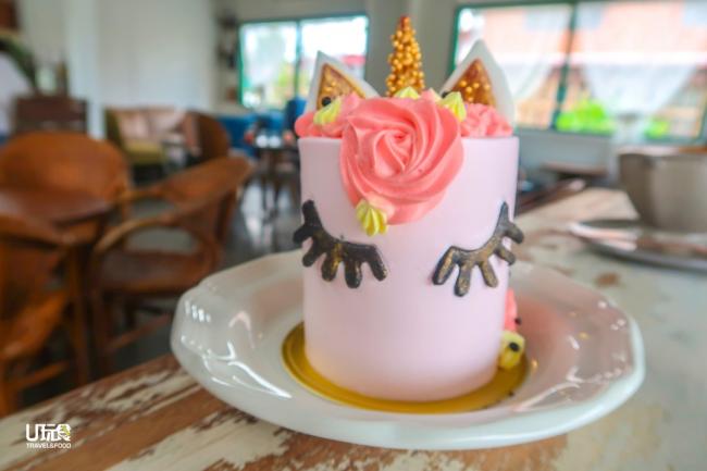 手作独角兽造型蛋糕（斑斓口味）。咖啡馆提供的蛋糕均是住家制作的蛋糕，因为洪湘娜在乎品质，因此咖啡馆售卖的蛋糕均是来自不同的烘培师。