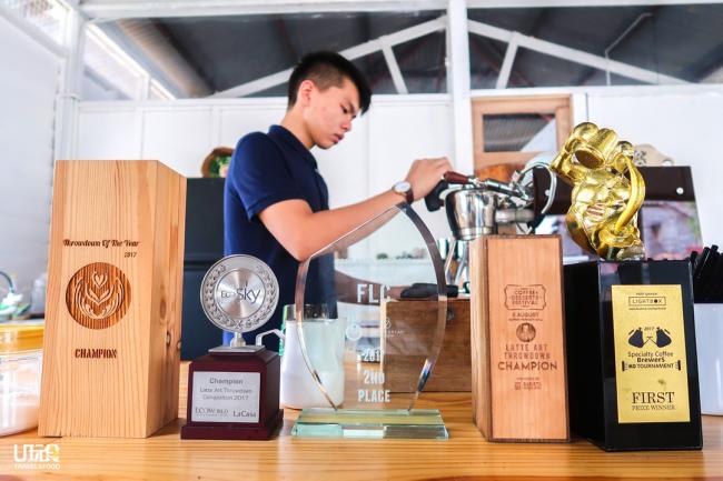 洪源凯热爱咖啡，过去4年不只努力学习和咖啡有关的所有知识，也参与国内外和咖啡领域相关的比赛，在吧台上可见部分的奖座。