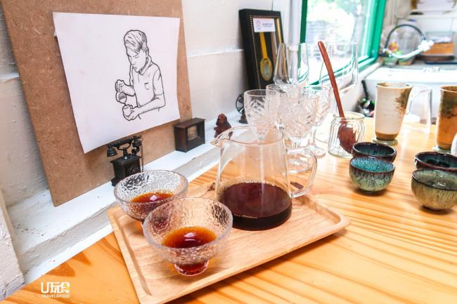 咖啡馆没有固定产地的豆子，若对手冲咖啡有兴趣，不妨尝试以日本手冲咖啡方式沖泡冲调的手冲咖啡，不只充满咖啡酸、香、还带有酒精香味。