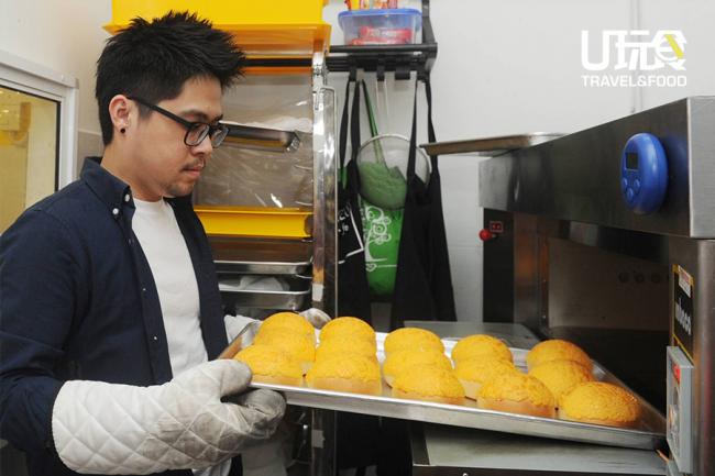 李维淞本身也会制作菠萝包。