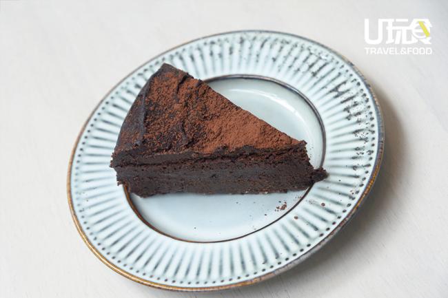 这是不含麸质的巧克力蛋糕，采用的是比利时巧克力，以53%与70%巧克力混合，以达到洪凌志想要的56%，如此吃起来不会太甜，且带有黑巧克力的苦涩，适合不嗜甜的人。
