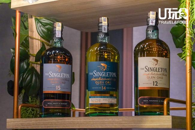 The Singleton出产的单一麦芽威士忌承袭19世纪传统工艺，精选黑岛大麦、融合苏格兰高地天地之水酿造，加上陈年雪莉桶有细致波本酒桶交融，令酒液圆润滑顺兼口感层次丰富。
